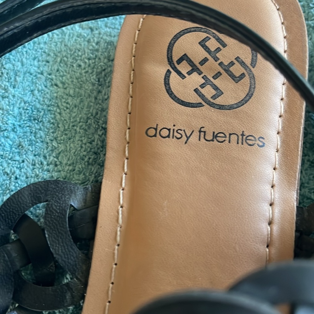 Daisy Fuentes sandals size 9. Gently worn. - Picture 2 of 5